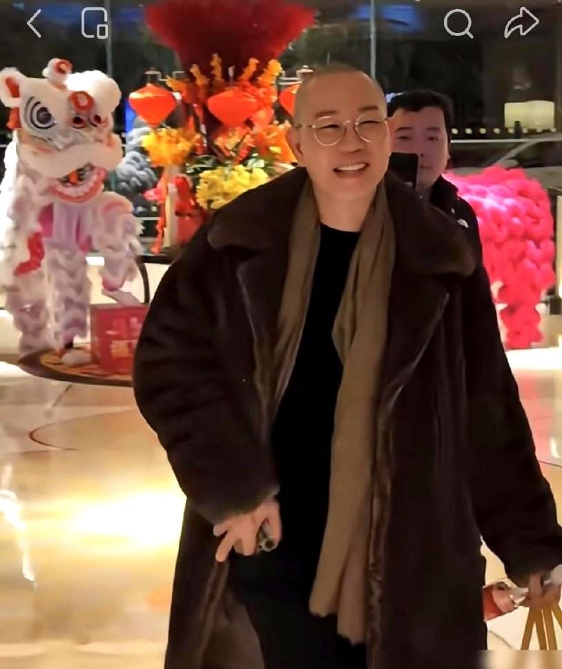 春晚落幕,话题没停在歌声而是卡在王菲那条眉毛,微博热搜挂着“显老”关键词,美妆区