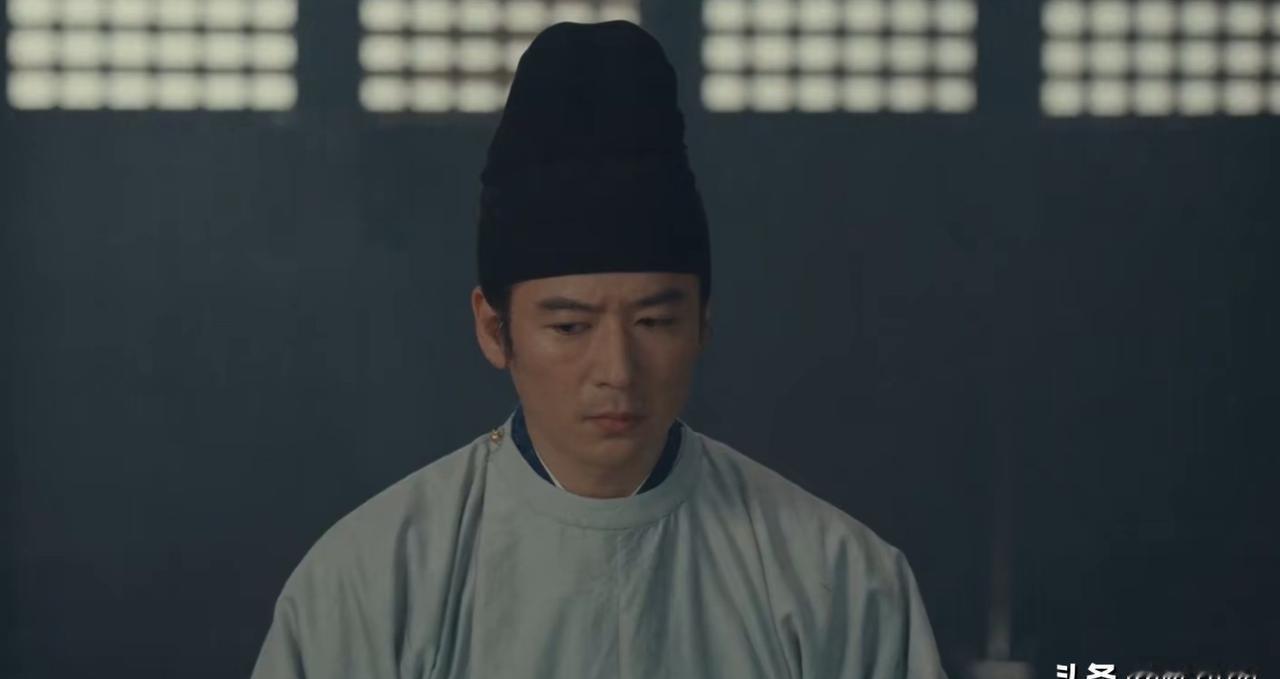 大哥还在病榻前为老板的病情掉眼泪，二弟赵光义已经把“黄袍加身”的剧本写好了。
《