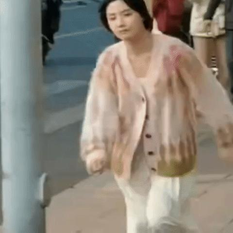 电视剧轧戏[超话]轧戏 到时候咱轧戏第一集第一幕就是女主这个跑步姿势雨夜狂奔[二