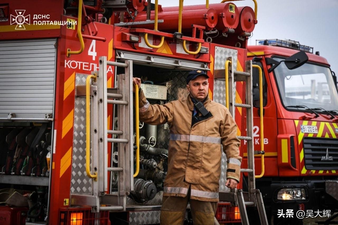 俄罗斯夜间袭击后，乌克兰波尔塔瓦州一家工业企业发生大火。救援人员已迅速控制，暂无