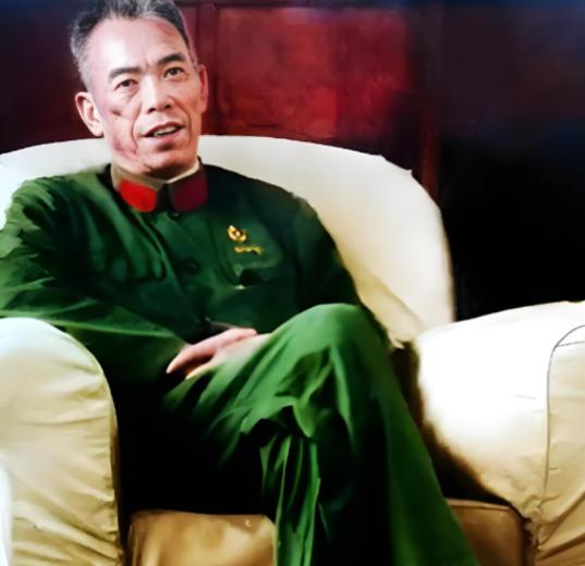 1981年，68岁的梁兴初坐在木椅上，盯着平反文件上“恢复大军区正职待遇”的字样