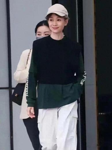 被62岁的叶童惊艳到了，松弛优雅，这状态说40岁也为过 ​​​
