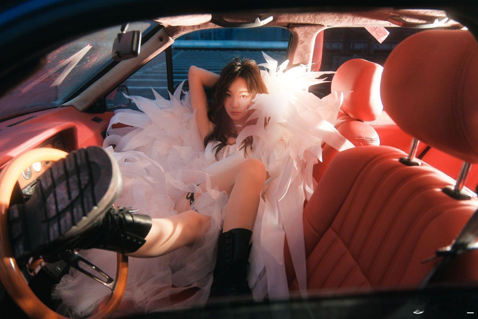 你是胡意旋那她是谁 胡意旋这波风格反差太绝了！告别记忆里的甜美可人，直接解锁酷飒