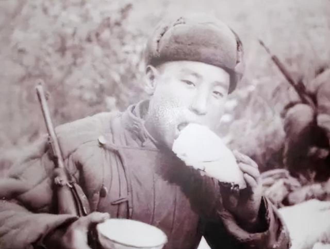 在抗美援朝二次战役的战场上，志愿军战士们缴获了一批特殊战利品。打开铁罐，里面是深