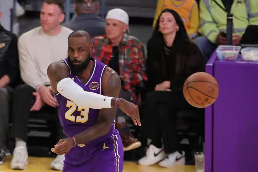 美记：落后25分雷迪克让詹姆斯继续打&不断给球 直到他得分上双Brett Sie