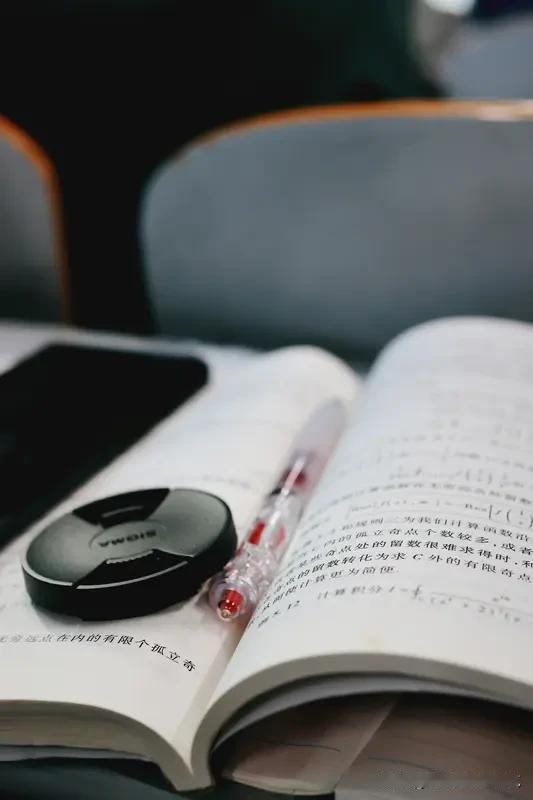 教育反思录（1010）
成为学霸的方法
一、底层逻辑：学霸和普通学生最大差距不是