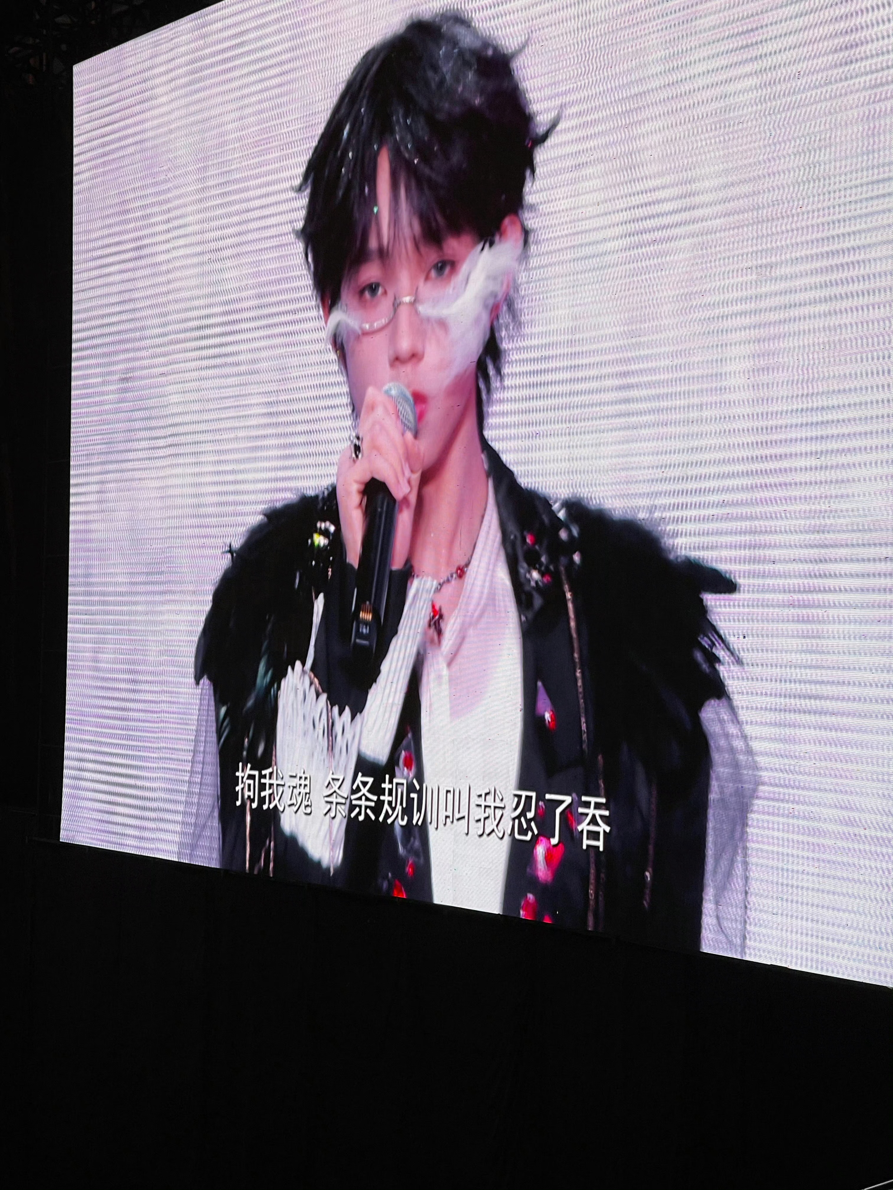 王橹杰你想帅出怎样的人生….这个羽毛眼链我斯哈斯哈王橹杰羽毛脸链王橹杰羽毛眼链大