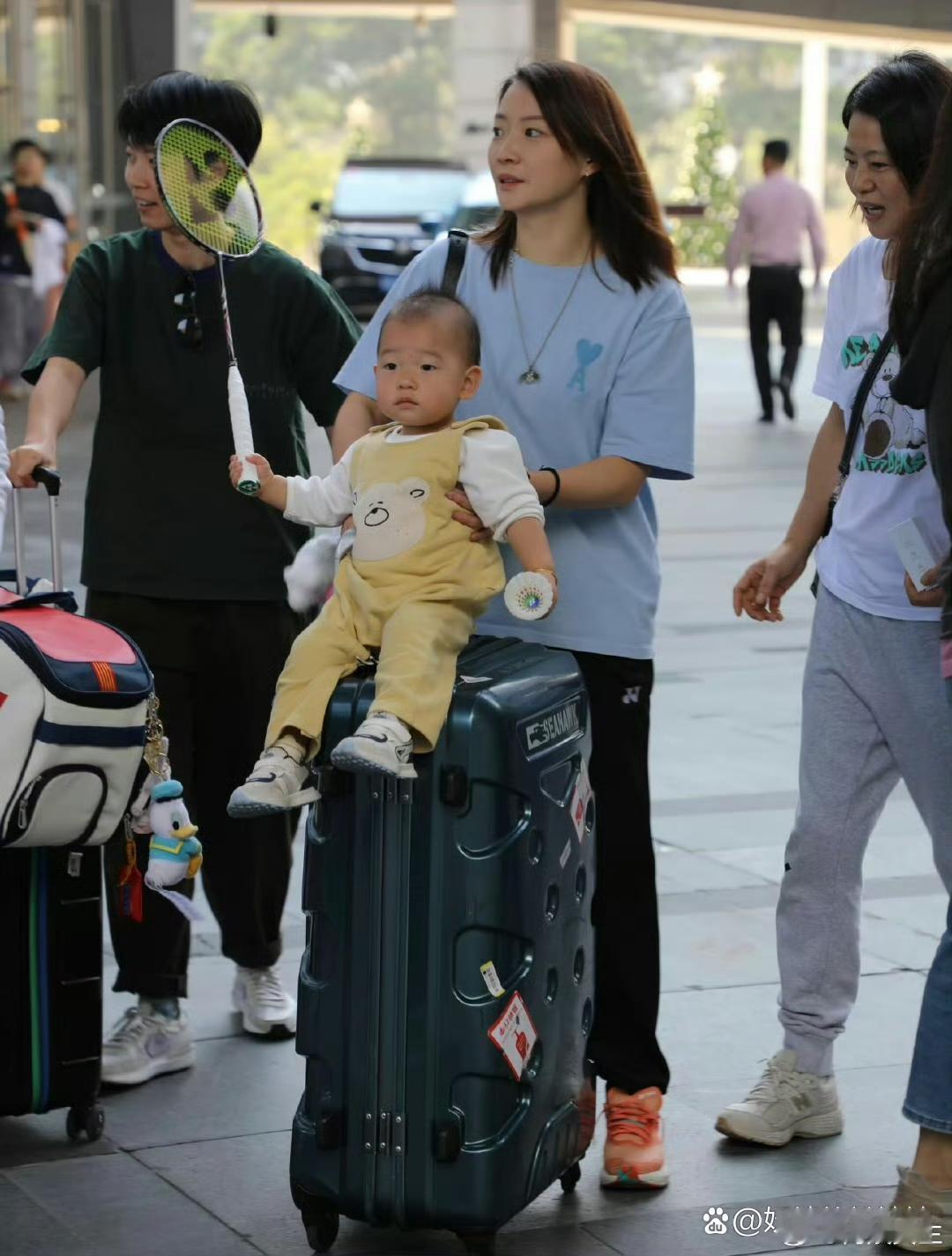 黄雅琼带着郑思维的儿子好像亲生的，经常当“德华”给郑思维带娃，最后一张亲爹像路过