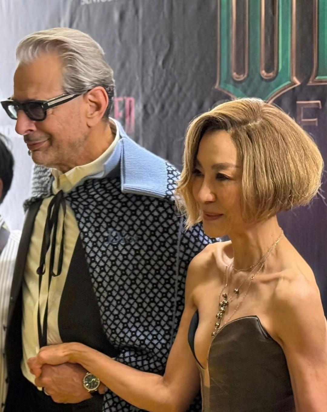 杨紫琼刚亮相活动，照片一出，评论区炸了，全在说她瘦得脱相，衣服颜色也怪。
63岁