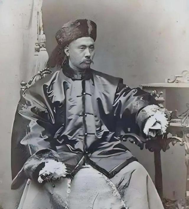 1882年，袁世凯将不守军纪的7名士兵正法，并且把首级呈给吴长庆验看，吴长庆看后