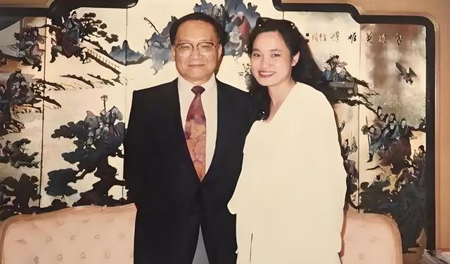 1976年，52岁的金庸出轨23岁的林乐怡后，便提出离婚，妻子平静地说：“离婚可