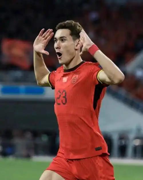 拜合拉木目前的状态完全可以去英超联赛！昨天与韩国比赛，拜合拉木狂进2球！这两个进