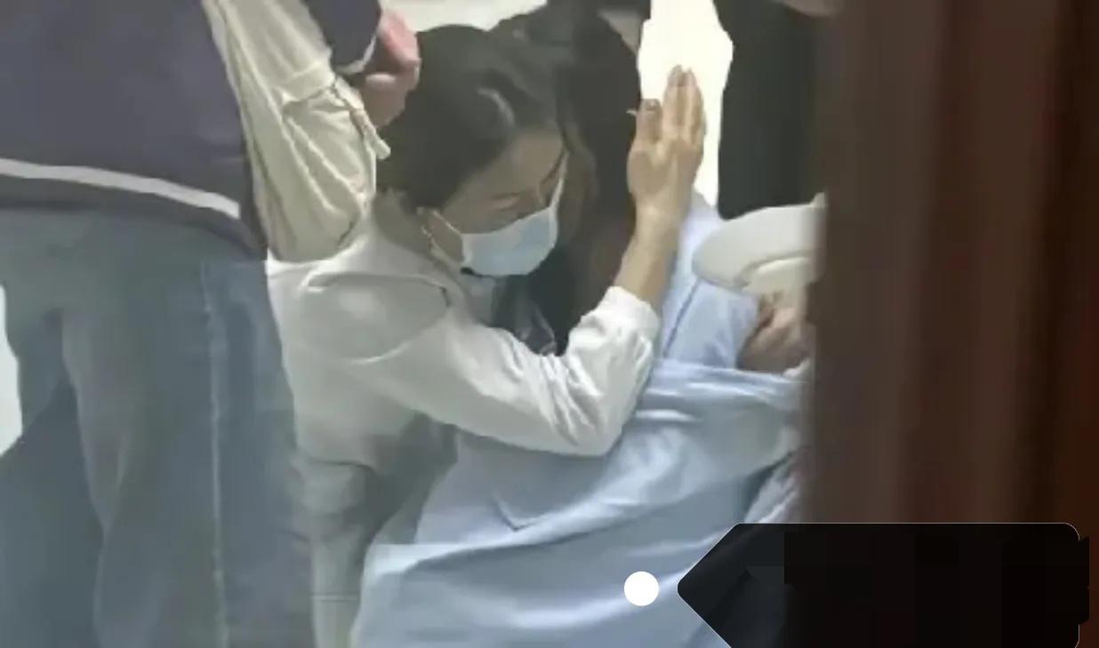 近日，浙江杭州某医院里，一女生的爸爸没能抢救过来，女生情绪崩溃，跪求医生不要拔呼