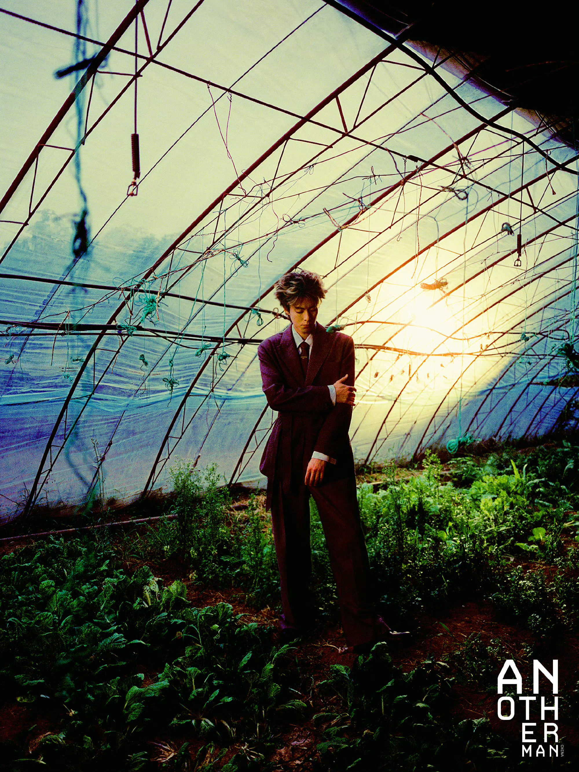 王鹤棣AnotherMan封面王鹤棣  Another Man 中文版九十双月合
