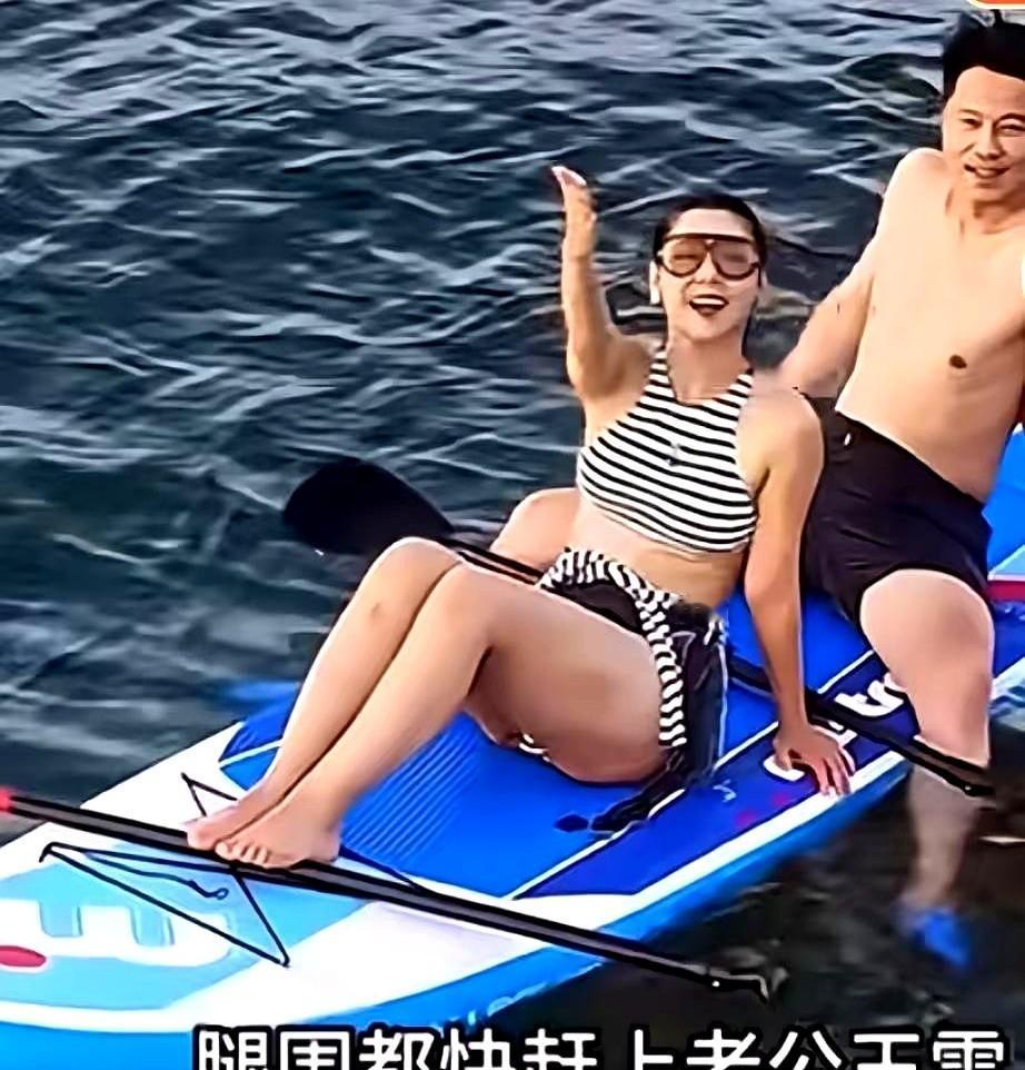 四十多岁的李小萌站在镜头前，腰身确实比以前圆润了些。

其实到了这个岁数，新陈代