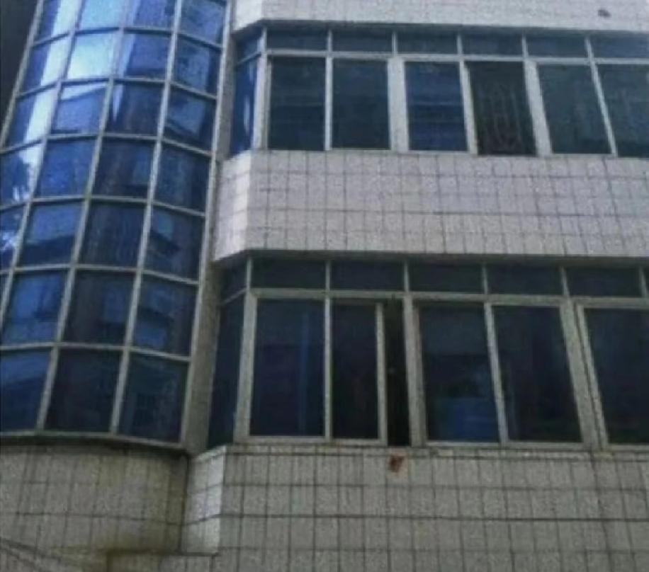 一直特别想知道，一对夫妻过到哪个阶段，家里就不会再挂结婚照了。发现家里爸妈的结婚