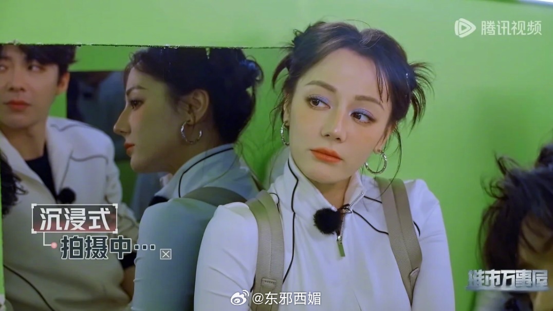 迪丽热巴：镜子里的侧脸从来不用p[舔屏] ​​​