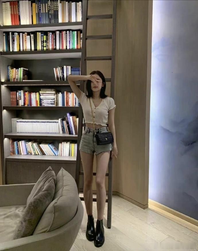 娜扎一字马腿长 娜扎的腿真的是老天爷赏饭吃！纤细笔直还格外修长，一字马动作一摆，