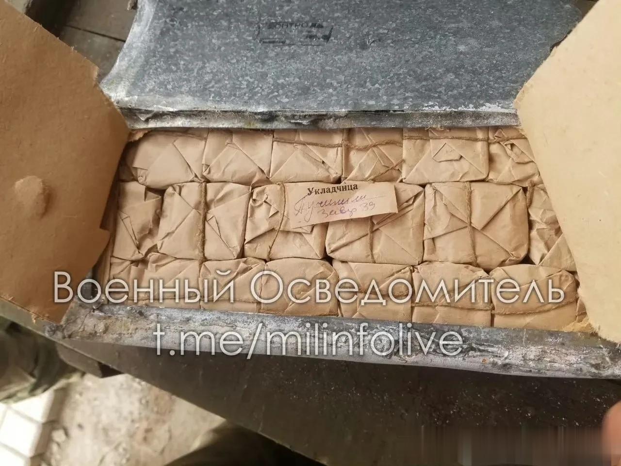 前线俄军开始收到了非常少见的“锌盒”弹药盒。
50年代的东西，后面还是因为成本太