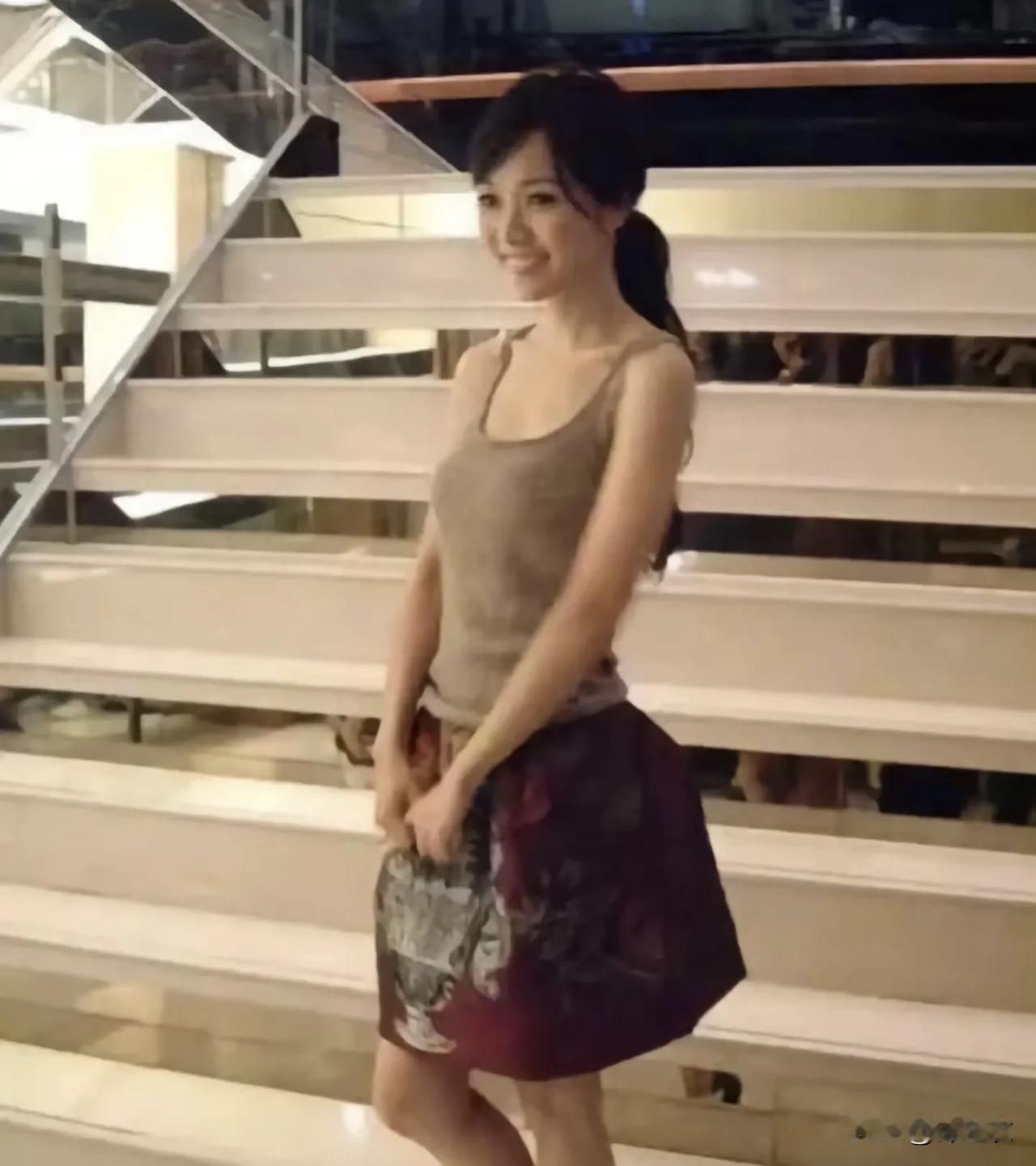 第一不要说任何人的坏话不要在各种社交平台采访里阴阳怪气，第二经常面带微笑，第三不