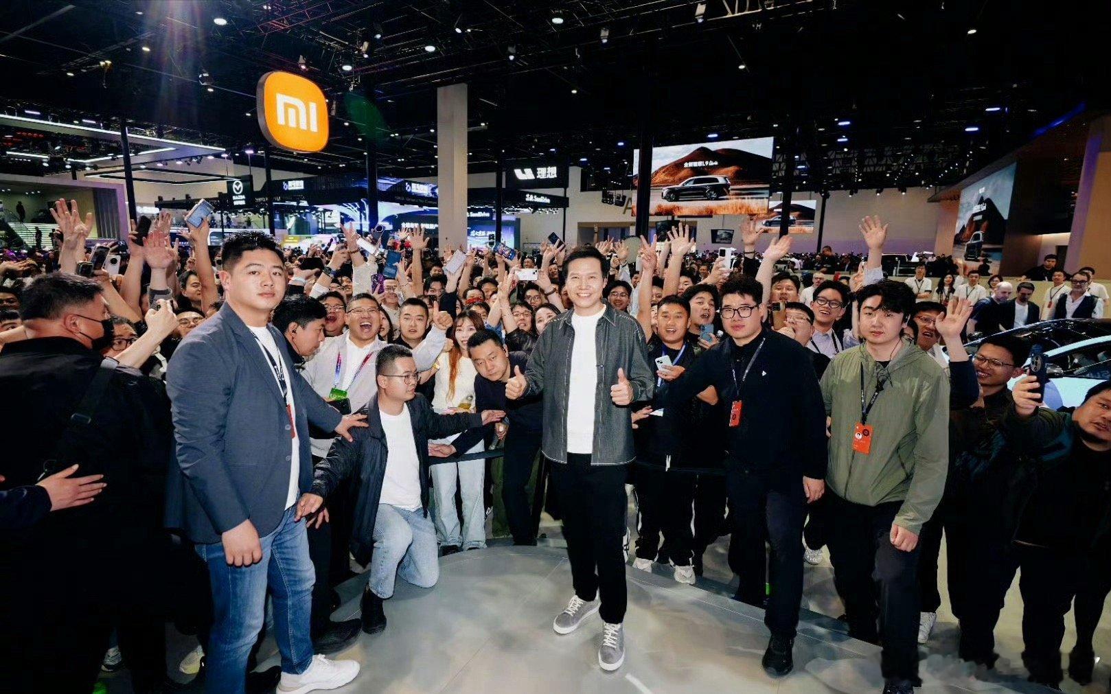 现在再也不是各家车企互相提防、暗自较劲的时代了。雷军和行业里各位大佬同框合影，相