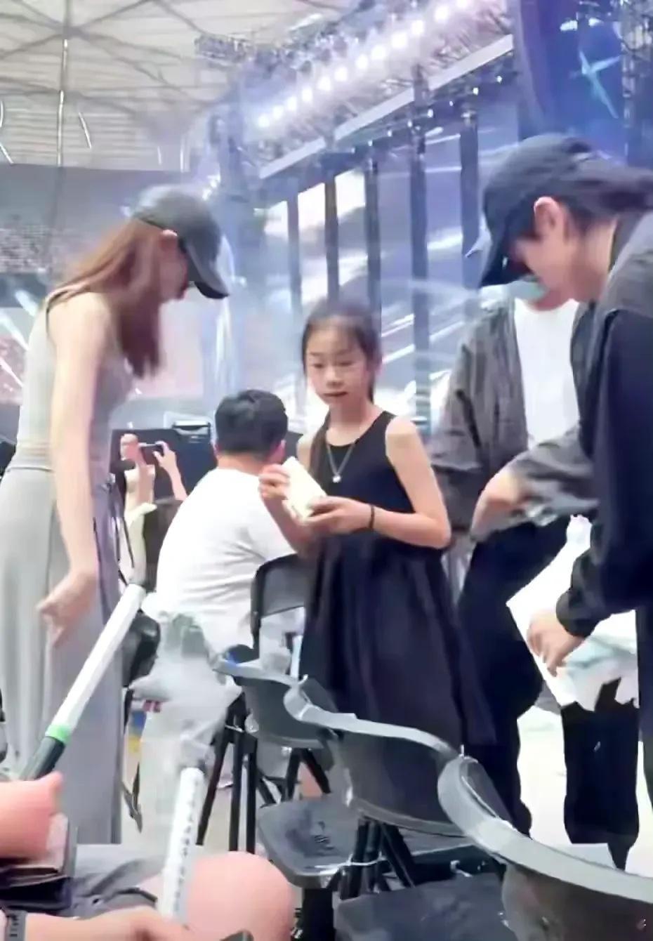 戚薇李承铉带女儿看薛之谦演唱会，这和戚薇也太像了 ​​​