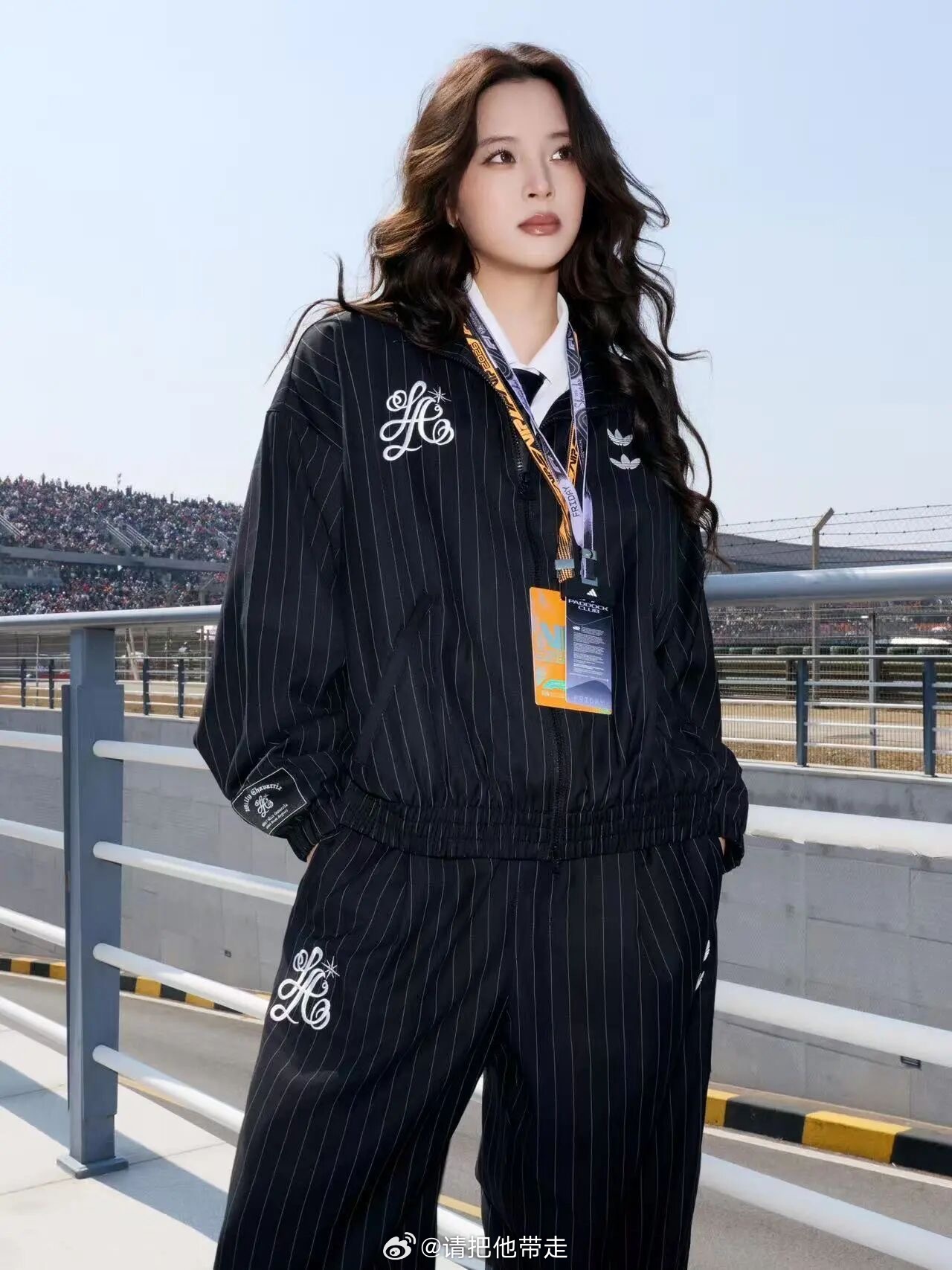 欧阳娜娜大波浪造型，两组大片又美出新高度！ 