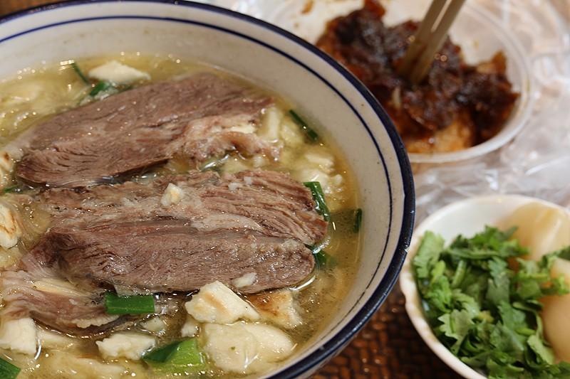 羊肉泡馍惹的祸……[捂脸]
羊肉泡馍近几年一直争议很大，个人看来羊肉泡馍不适合外