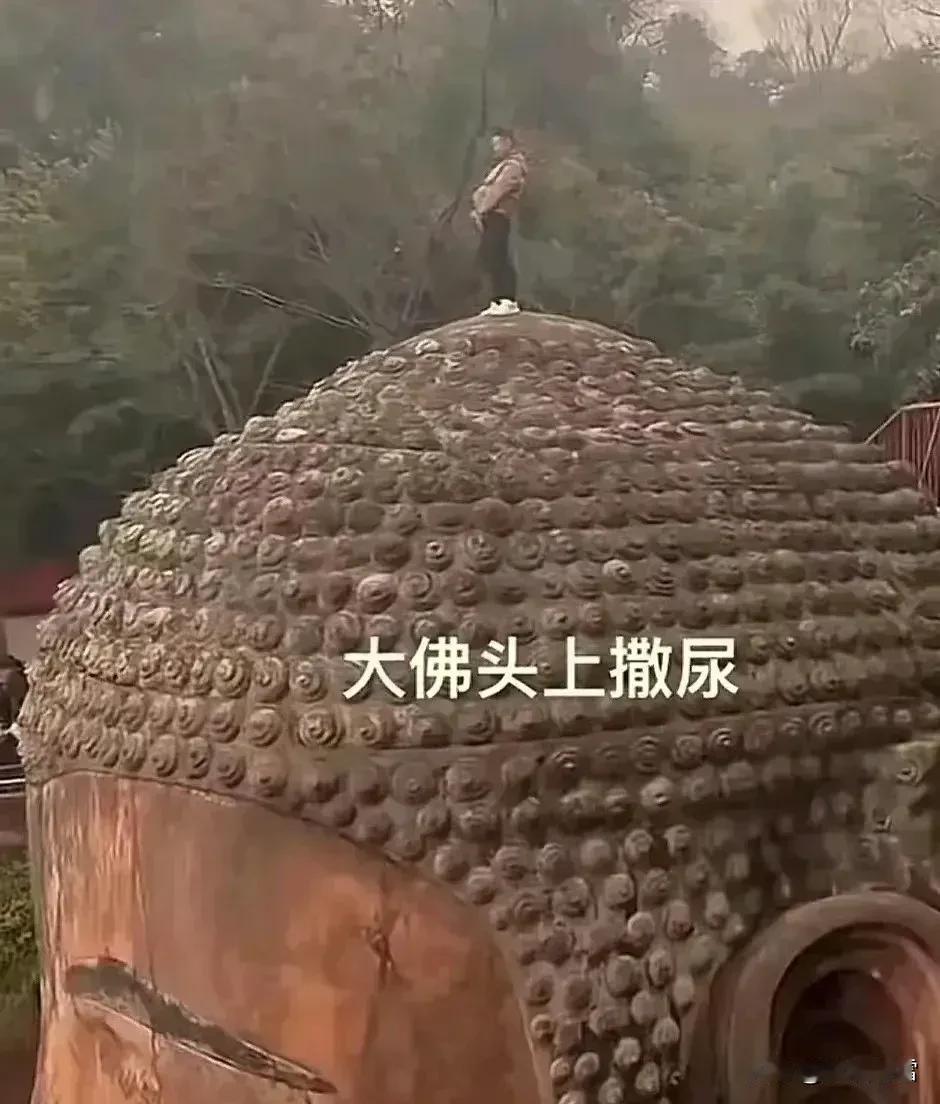 一男子在大佛头上撒尿，改判多少年呢？有可以比较的，之前有一个猴子在佛祖手心撒了一