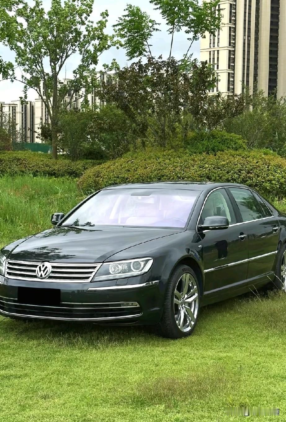 老款豪车，一般人真的玩不起。首先排量都在3.0，4.0甚至6.0。一年车船税都得