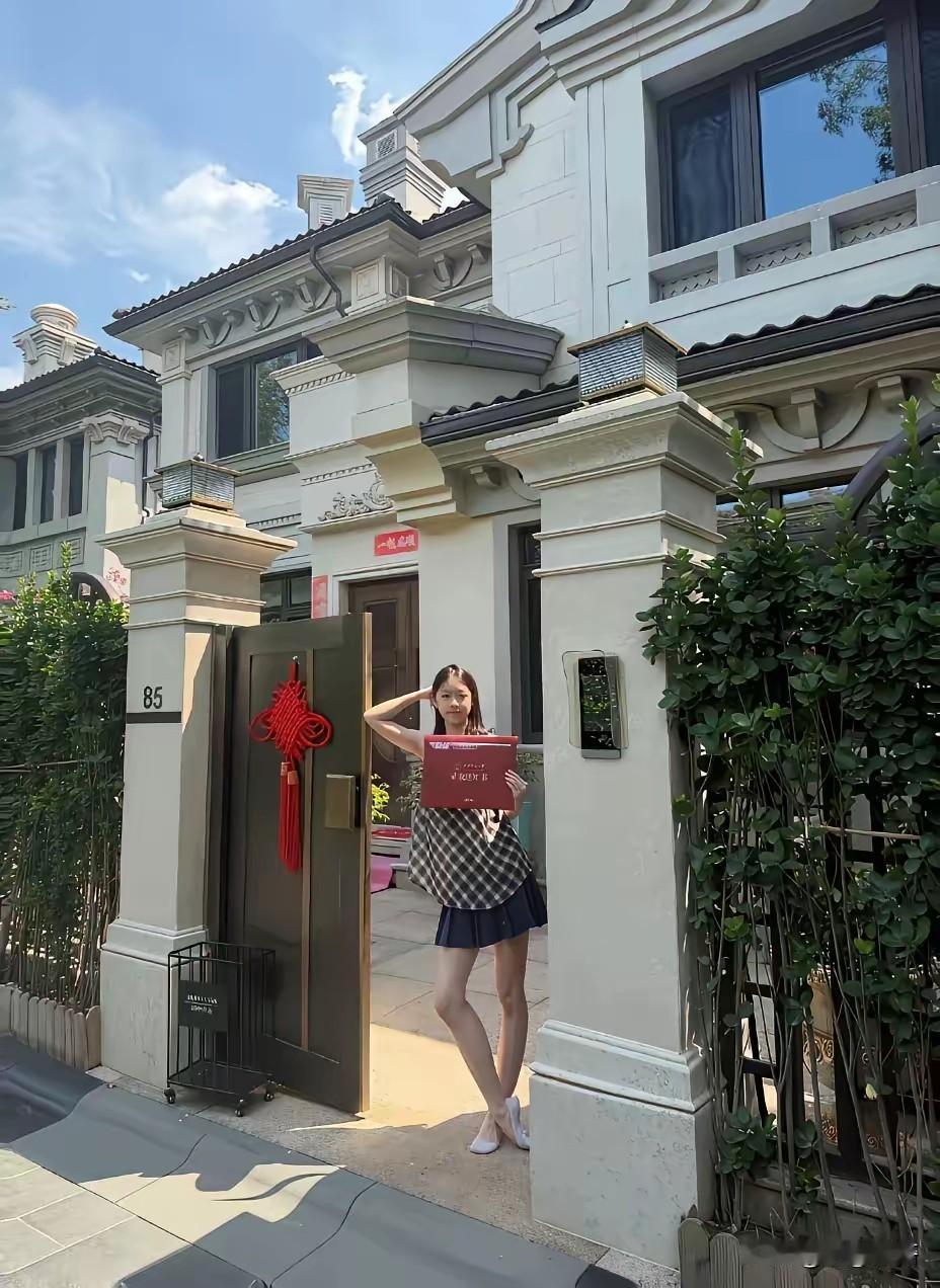 亲戚孩子拿到了大学录取通知，真为她高兴啊，不过以她家的条件出生就赢在起跑线上了，