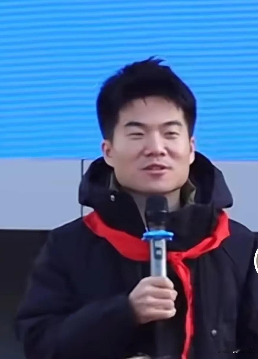董宇辉为宁陕县某小学每个学生捐赠了书包，水杯！

而且还为贫困学生捐赠秋冬季衣服