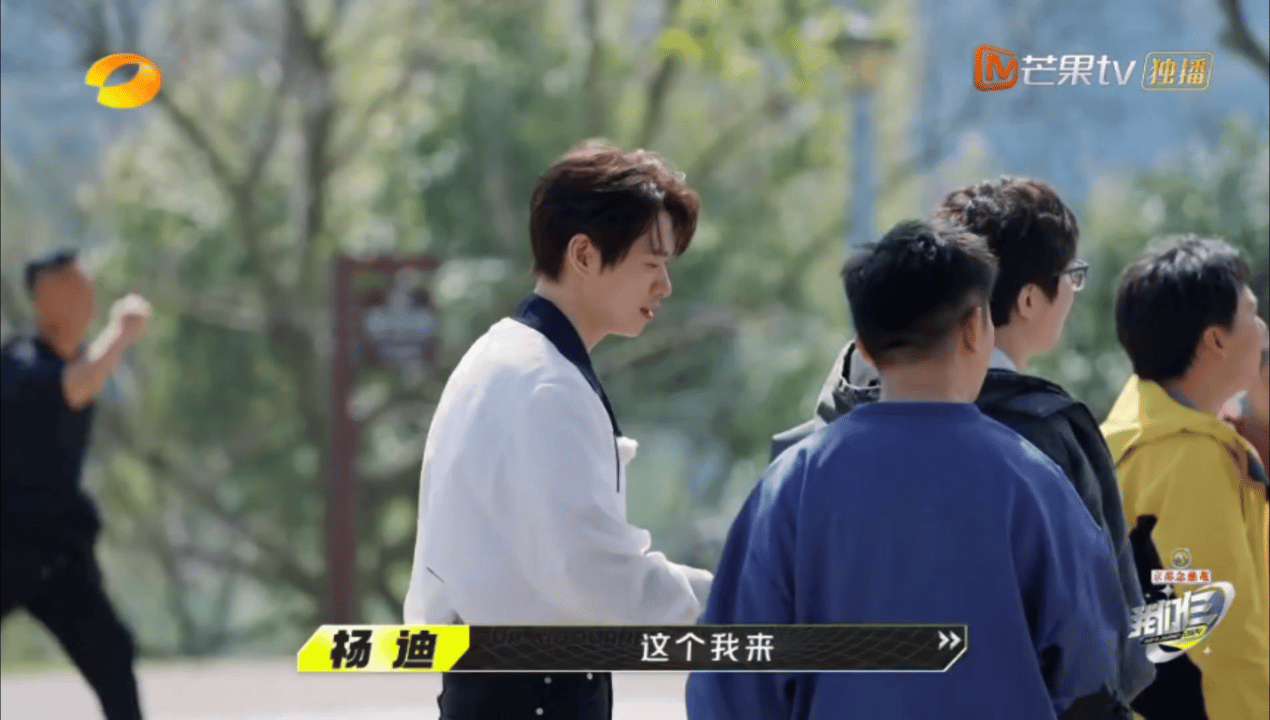 #杨迪在上镜和上进中选择了上香#杨迪在我们仨拍船山书院这个运镜，也太像上香了吧[