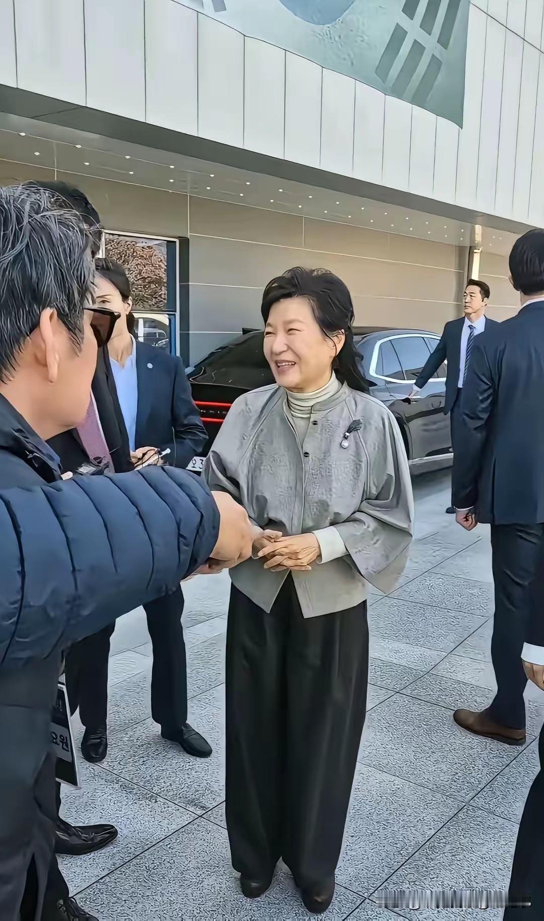 消息传来的第二天，朴槿惠还在保持沉默，想必她心里并不平静，那个曾经把她送进监狱的