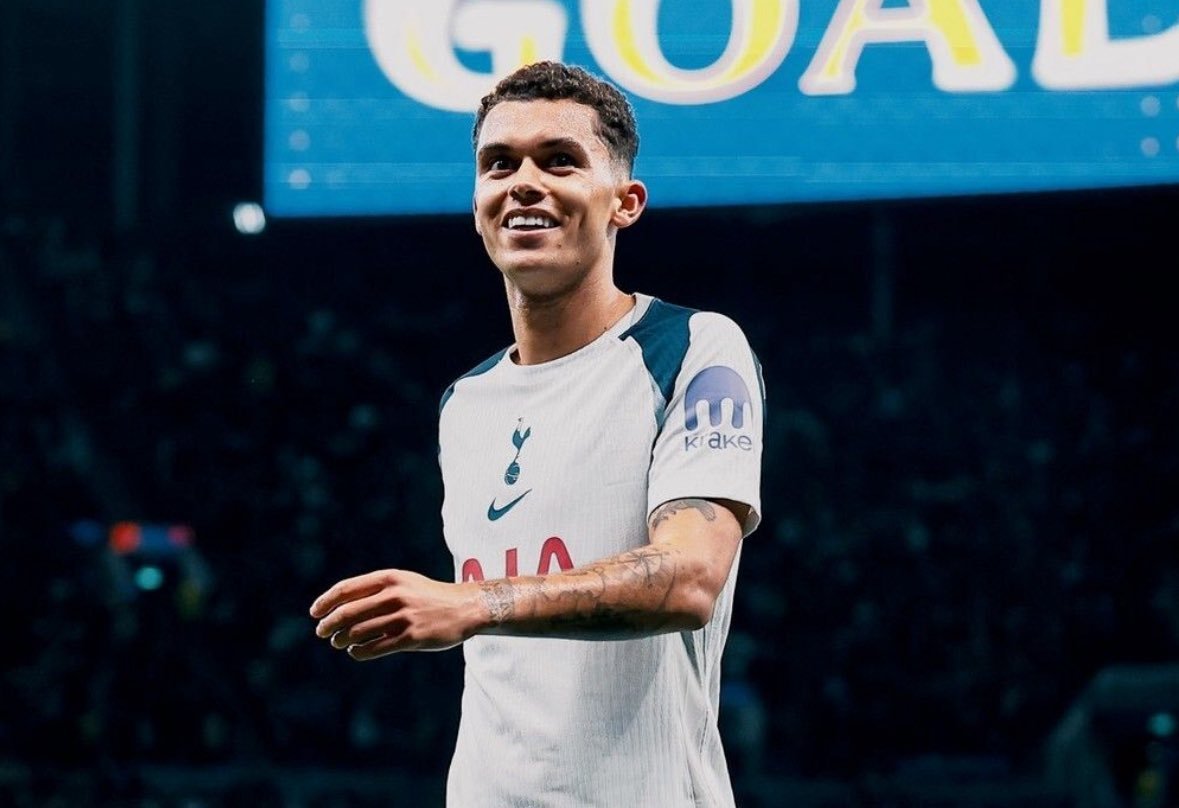 🥇转会专家Romano，水晶宫和伯恩茅斯都已联系热刺，询问有关布伦南的转会条件