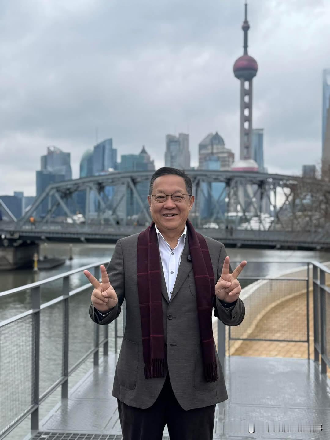 介文汲老师在上海跨年祝大家新年快乐
告别2025年，迎来2026年，祝福我的粉丝