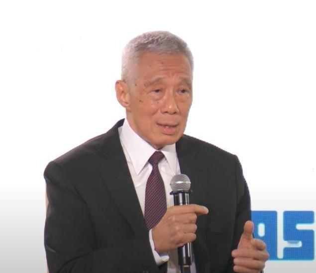 李显龙近几日发话了，说新加坡要调整政策了。他说：“我们在亚太的处境很清楚，这里正