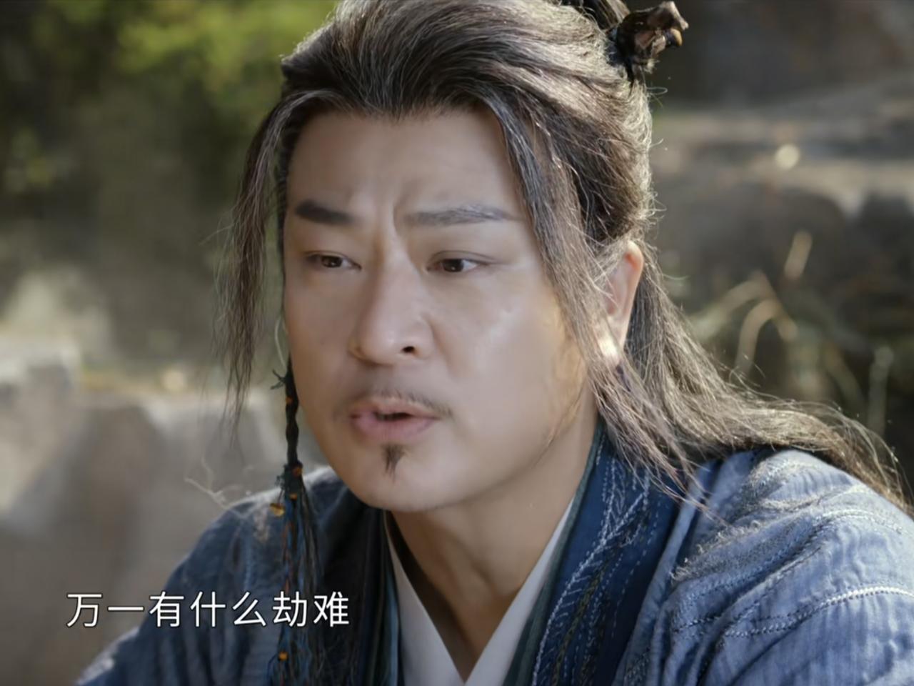 窝囊师父托孤，不会要刀吧？
于毅饰演的师父，跟着徒弟疯疯癫癫，在小琼峰上就没个峰