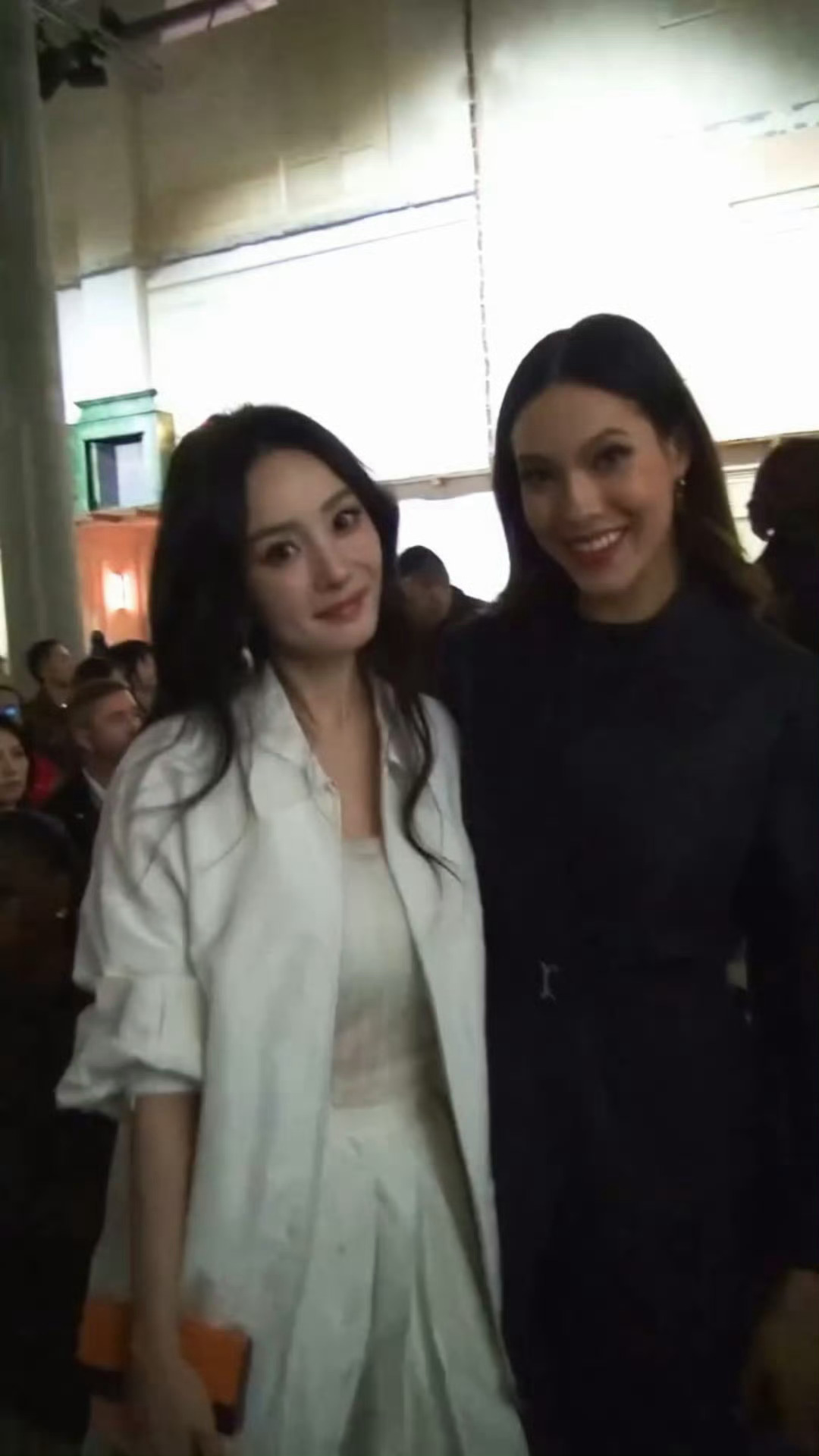 杨幂谷爱凌合照 好娇啊小幂166的幂在谷爱凌前面也是娇小起来了个子高也好，个子低