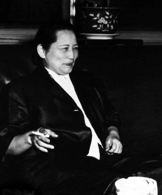一张特别有意思的老照片。是1959年宋庆龄先生在会见比利时王太后伊丽莎白。在这张