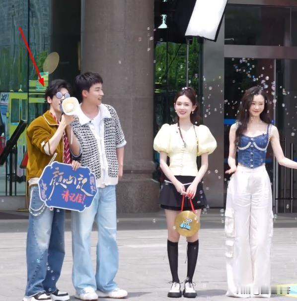 罗云熙这身高也是个谜啊！
《颜心记》演员组团录《你好星期六》，官方身高177的罗