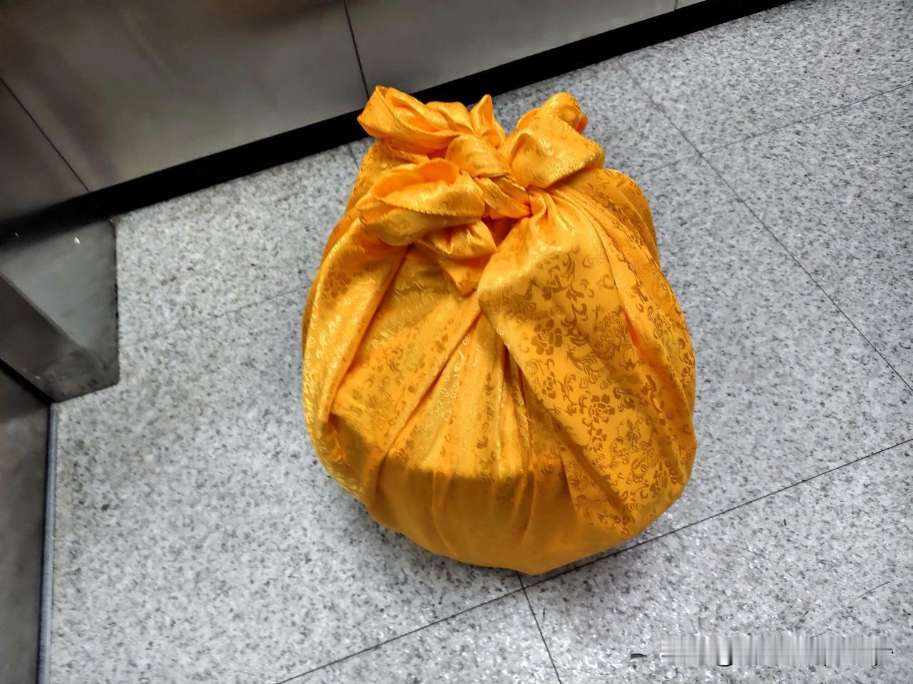 谁能猜到这是什么(图一)，相信百分之百的人都猜不到。

答案揭晓: 这是一个朝鲜