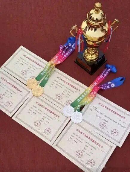 台州天台00后姑娘连破两项纪录 1分04秒65！孙灵霄冲过终点线的那一刻，不仅把