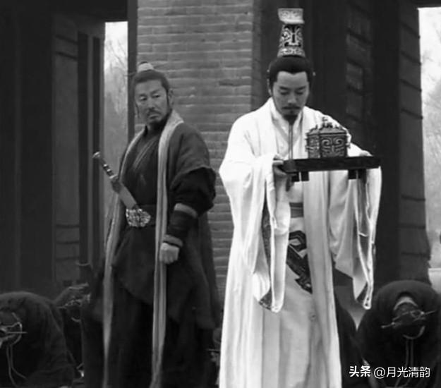 公元前 207 年，刘邦率军先入关中，秦王子婴素车白马，系颈以组，封皇帝玺符节，