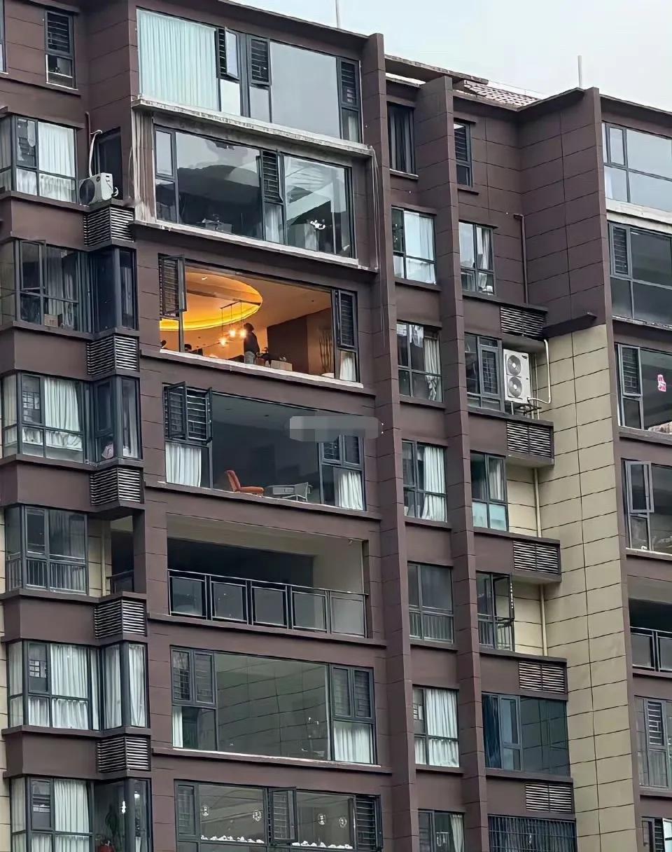 窗户越大，隐私越差。
你以为视野越好，其实是别人看你的视野更好。 ​​​