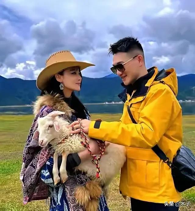 张馨予现在真的是妥妥的人生赢家！网友偶遇她和何捷带娃出游的画面，才更让人明白：她