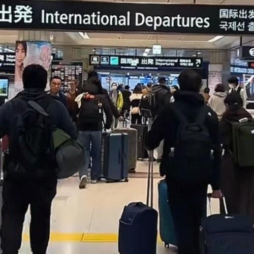 日本机场挤满回国中国人，航班满座堪比春运，赴日游遇退订寒潮
 
日本多个机场突然