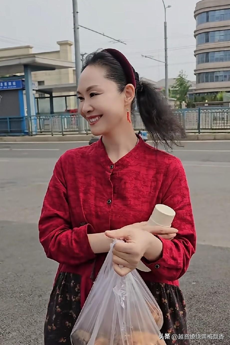 于文华是一位低调且亲民的歌唱家。她会在路边摊买烤红薯，还与摊主亲切交谈，全无大明