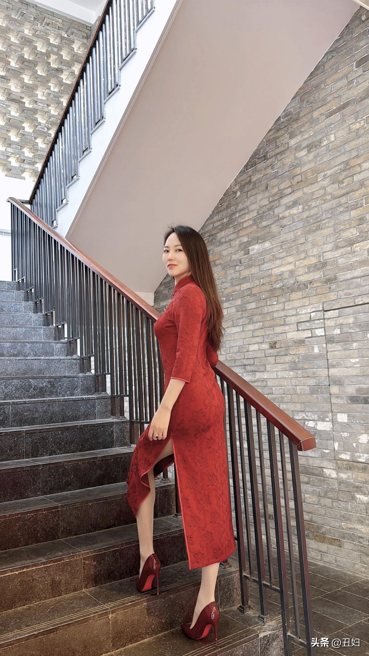 有哪些女生日常好看的穿搭可以借鉴中国红旗袍绝对是女生日常好看穿搭的宝藏选择。正红