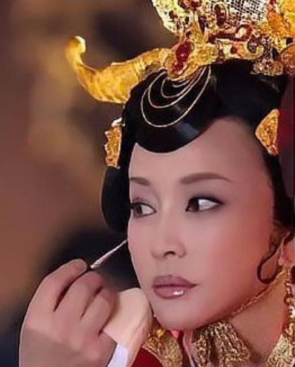 2026年1月6日，刘晓庆在微博晒出知名化妆师毛戈平为她化妆的照片以及《武则天传